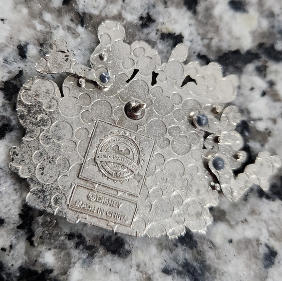 2012 DisneyWorld Authentic Trading Pin - Picture 2 of 3